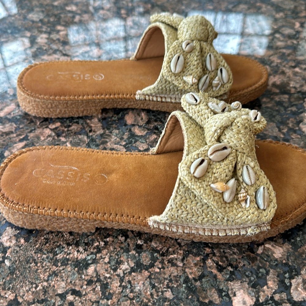 Slightly used girls slippers - Picture 3 of 5